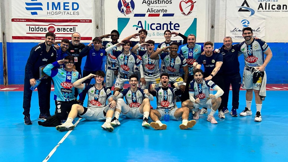 📷 La foto que estábamos deseando tod@s y no llegaba. Por muchas más, ¡EQUIPO! Así, sí.

#AquíJugamosTodos