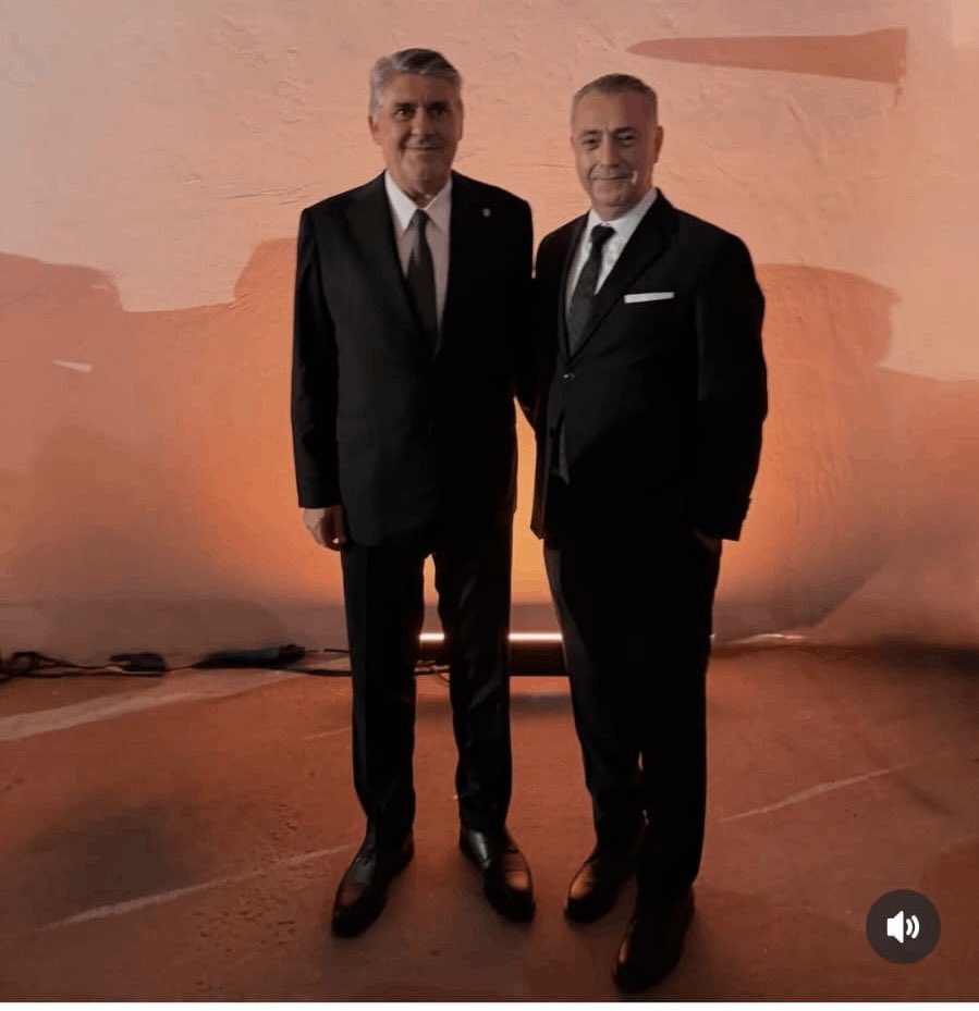 Beşiktaş’ın Aşçıoğlu Plaza ile ilgili anlaşma koşulları kamuoyunda çok tartışılıyor.

Yeni kurulan bir şirket olması internet sitesini bile yeni açmış olması, Beşiktaş’ın tahliye davasını kazanmasına rağmen Aşçıoğlu’nun bir yıldır buradan çıkarılmaması ve Aşçıoğlu’nun bir ödeme