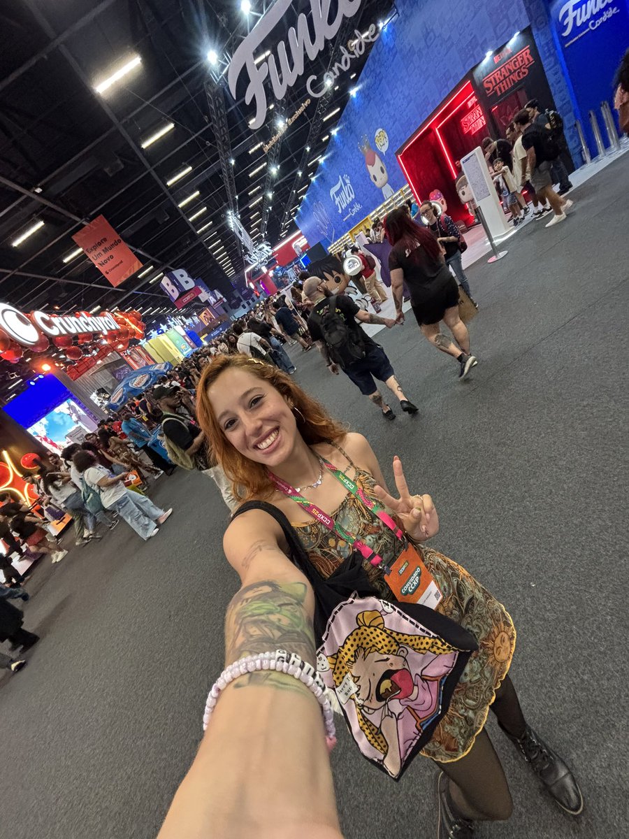 tabslol_'s tweet image. Perambulei pela CCXP hoje e fiquei muuuito feliz de encontrar tantos de vocês lá! Obrigada pelas fotos e palavras de carinho, adoro encontrar vocês nesses eventos &amp;lt;3