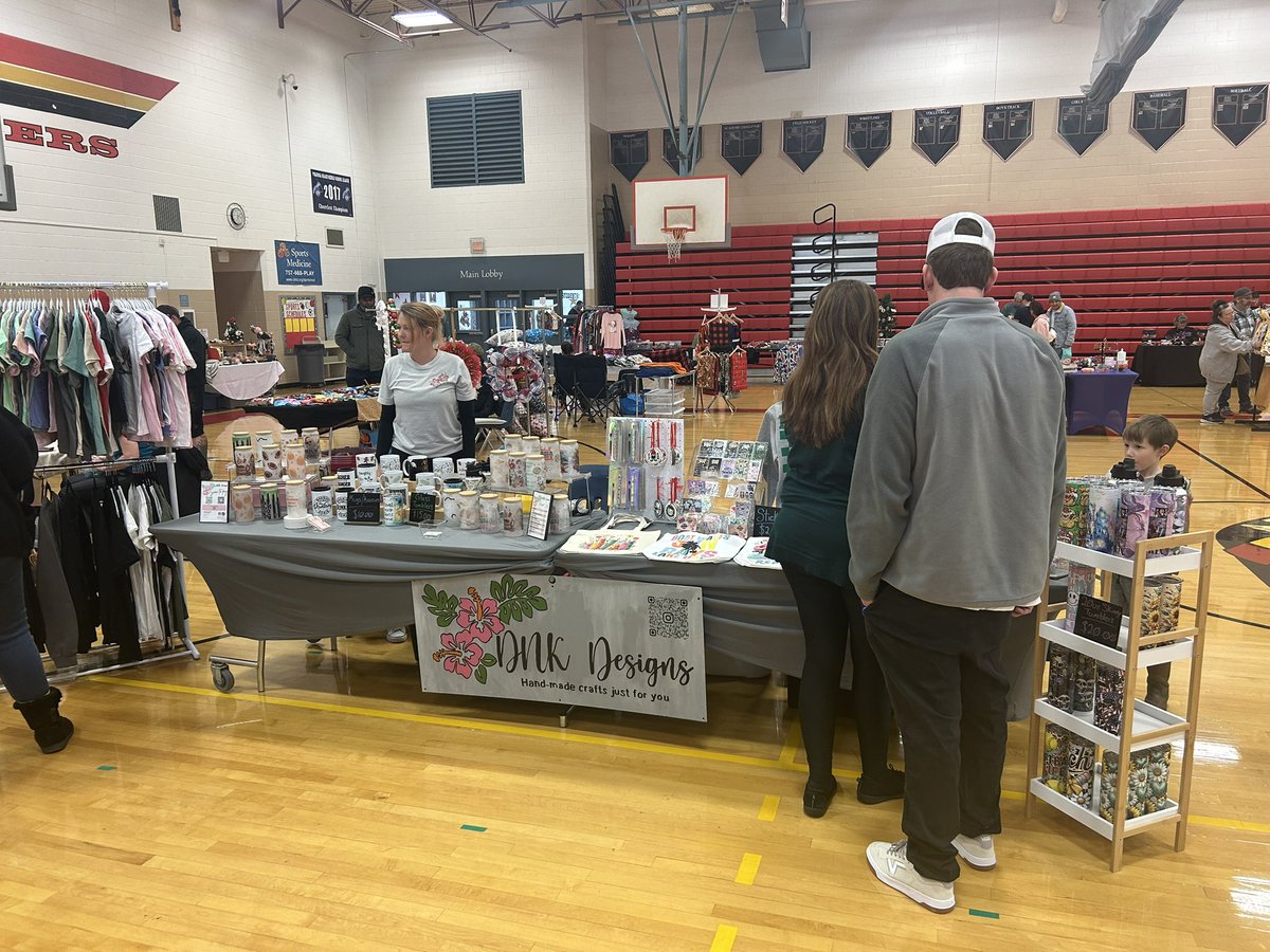 Landstownms's tweet photo. Awesome event and thank you to Mrs.Melanie McCrae, our PTSA president for organizing our Holiday Market today! Todayโs event brought over 70 vendors and community members together for an awesome event! Thank you to everyone who came out to support our PTSA! #OneTeamOneHeartbeat! https://t.co/8koDJCTY7d