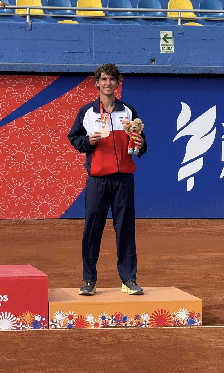 ¡Bronce para RD en tenis! 🥉🎾
Peter Bertrán se quedó con el tercer lugar en el individual masculino tras vencer 2-1 al peruano Arklan Huertas en los XX Juegos Bolivarianos. 🇩🇴💪

#OrgulloDominicano #TenisRD #JuegosBolivarianos #SomosCRESO