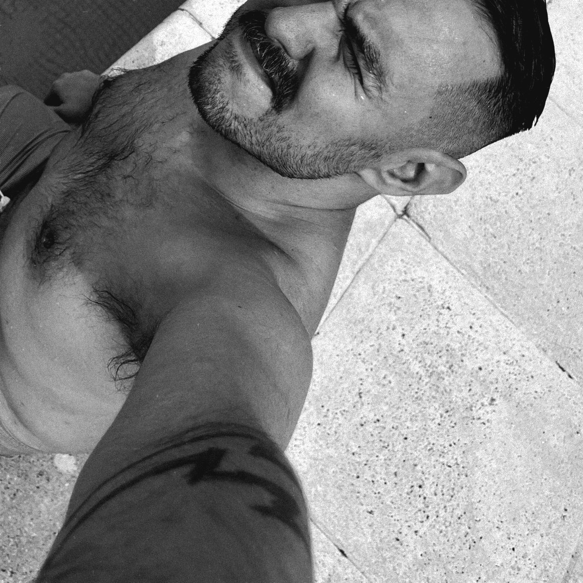 Para los que preguntaban, son 39 añitos! 🥳🎂

Despues de este chapuzón, festejamos en mi cumpleañito todos esta noche en VELVET 😎🔊

Todavía quedan ingresos acá: otrahistoria.com.ar/evento/velvet-… y va a haber en puerta, no te pierdas las última jodita del año 🎫🔥