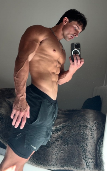 AmericanAlphas1's tweet image. The biggest body in findom right here @MasterKyth 
😈😈