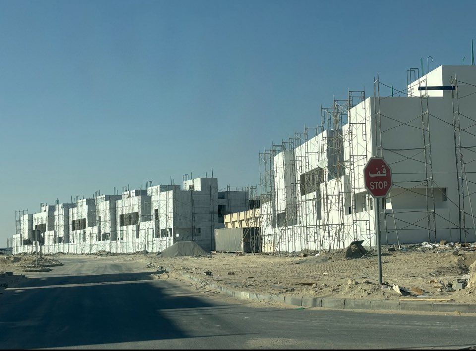 أولاً النعايم :

السكنية منعت التصوير في المنطقة لذلك أضن أن شركة
المقاولون العرب والتي بدأت التشطيب منذ شهر أبريل الماضي قد أنهت أعمال الجزء الخاص بها

بقية الشركات الخمس الأخرى
بدأ بعضها بالتشطيب
والبعض الأخر قريباً .

أخفاء السكنية لهذا التقدم مقلق 🤔