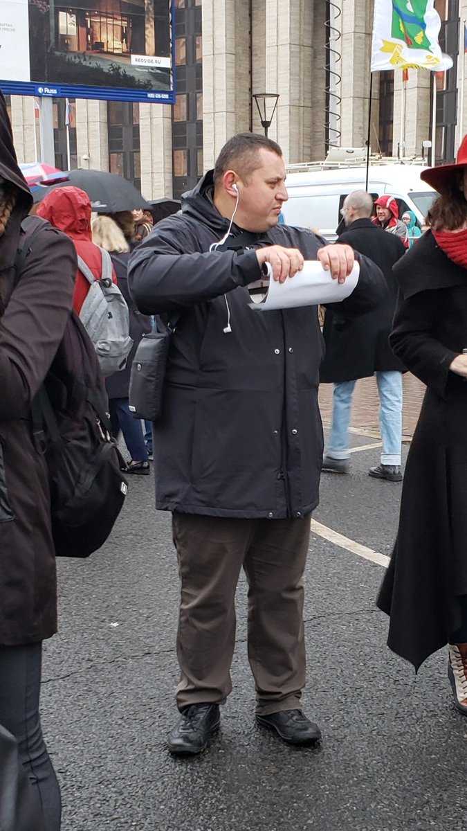 Умер замначальника московского Центра Э Алексей Окопный. Одиозная личность, воплощение тупой ментовской грубости и самодовольства, предполагаемый участник убийства Юрия Червочкина. Жаль, не дожил до скамьи подсудимых. Говорят, проблемы с сердцем. Странно, где они его там нашли.