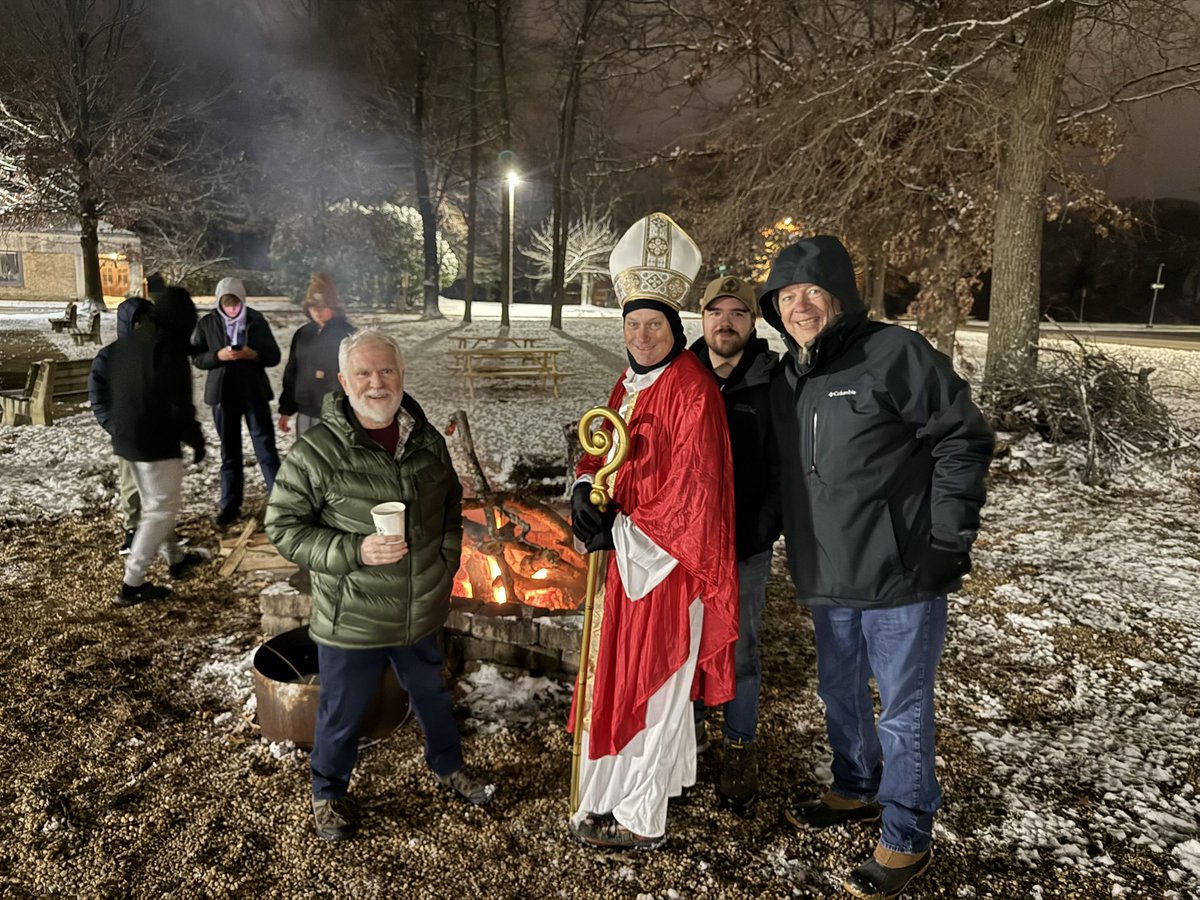 PointFrankRange's tweet image. 🎅❄️ Our 2nd Annual St. Nicholas Toy Drive was a success!

60 toys + $130 donated for children at Johns Hopkins.
Cold night, warm hearts, thanks to Boy Scout Troop 412 for keeping the fire going! 🔥❤️

#ToyDrive #StNicholasDay #KofC #Community #FaithInAction