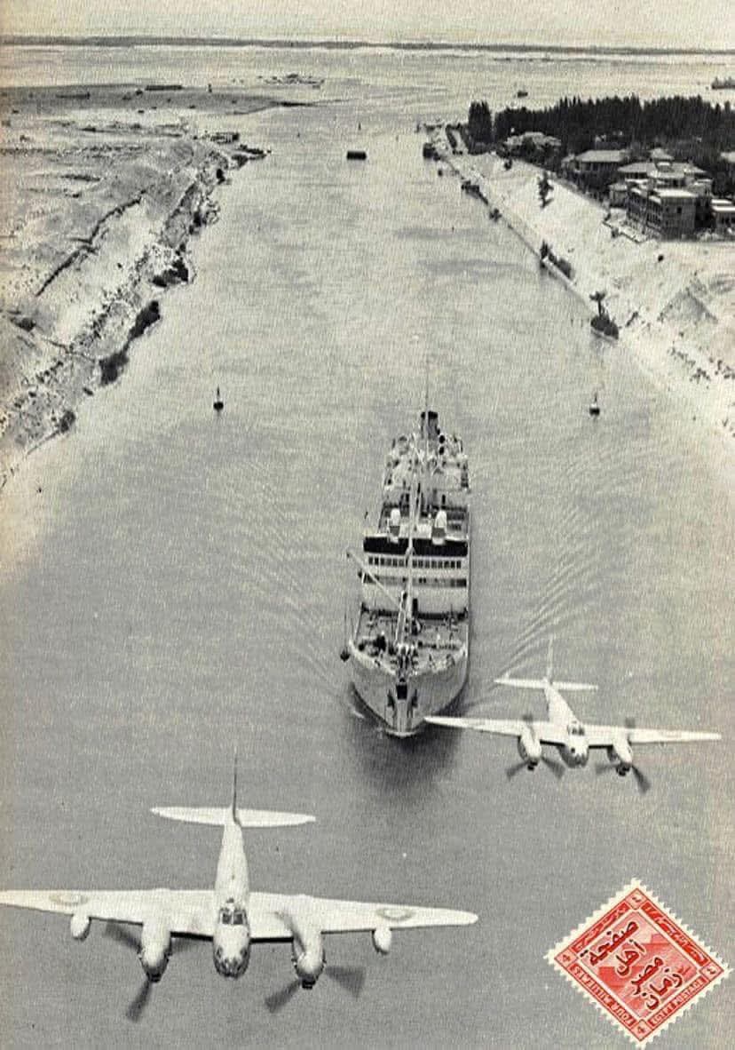 صورة نادرة لقناة السويس عقب التوقيع علي معاهدة 1936 بين مصر وانجلترا والتى تنص  في احد بنودها علي احتفاظ انجلترا في  مدن القناة بـ 10 الاف جندي بريطاني « لحماية مصالحها عسكريا في مصر وخاصة قناة السويس »
واضح من الصورة السيطرة البريطانية علي  القناة ، الصورة التقطت  من طائرة اخري