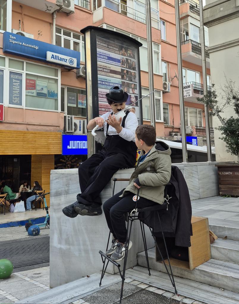 Moda da hitler keman çalıyo