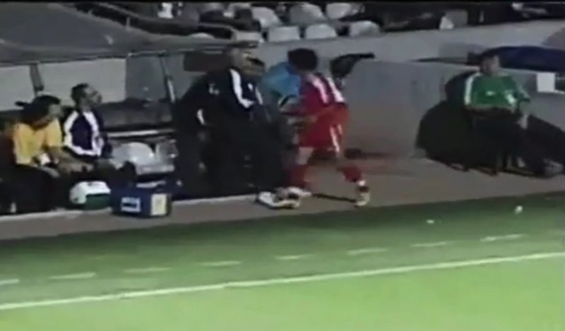 توییتش چنان کثافته که به نظرم صحیح نیست بگم خداداد عزیزی سال ۹۸ تو بازی با آمریکا گل نزد و تنها حرکت ماندگارش در اون مسابقه فحاشی به همسر جلال طالبی مقابل دیدگان حیران نیمکت‌نشین‌ها بود. دقیقاً یه ناسزای جنسی رکیک از جنس همونایی که رو آنتن زنده تلویزیون دیشب ارائه کرد.