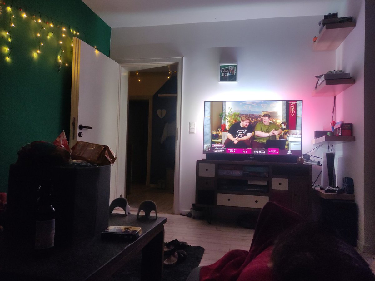 daetscha's tweet image. #friendlyfire11 gemütlich mit Freund, Katzen und Fessalien 😅