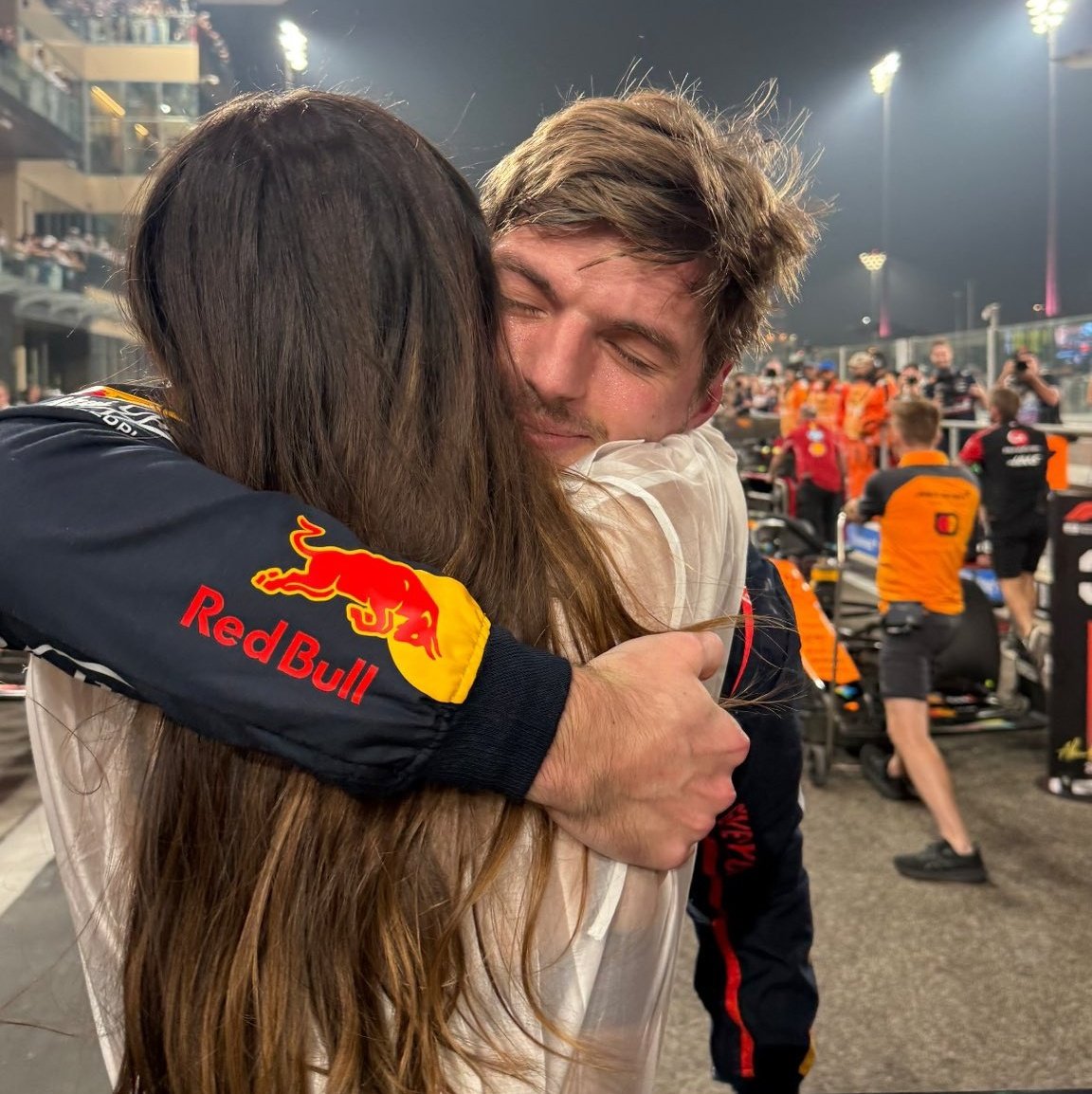 cómo vas a poner esa cara mientras la abrazas me quiero morir