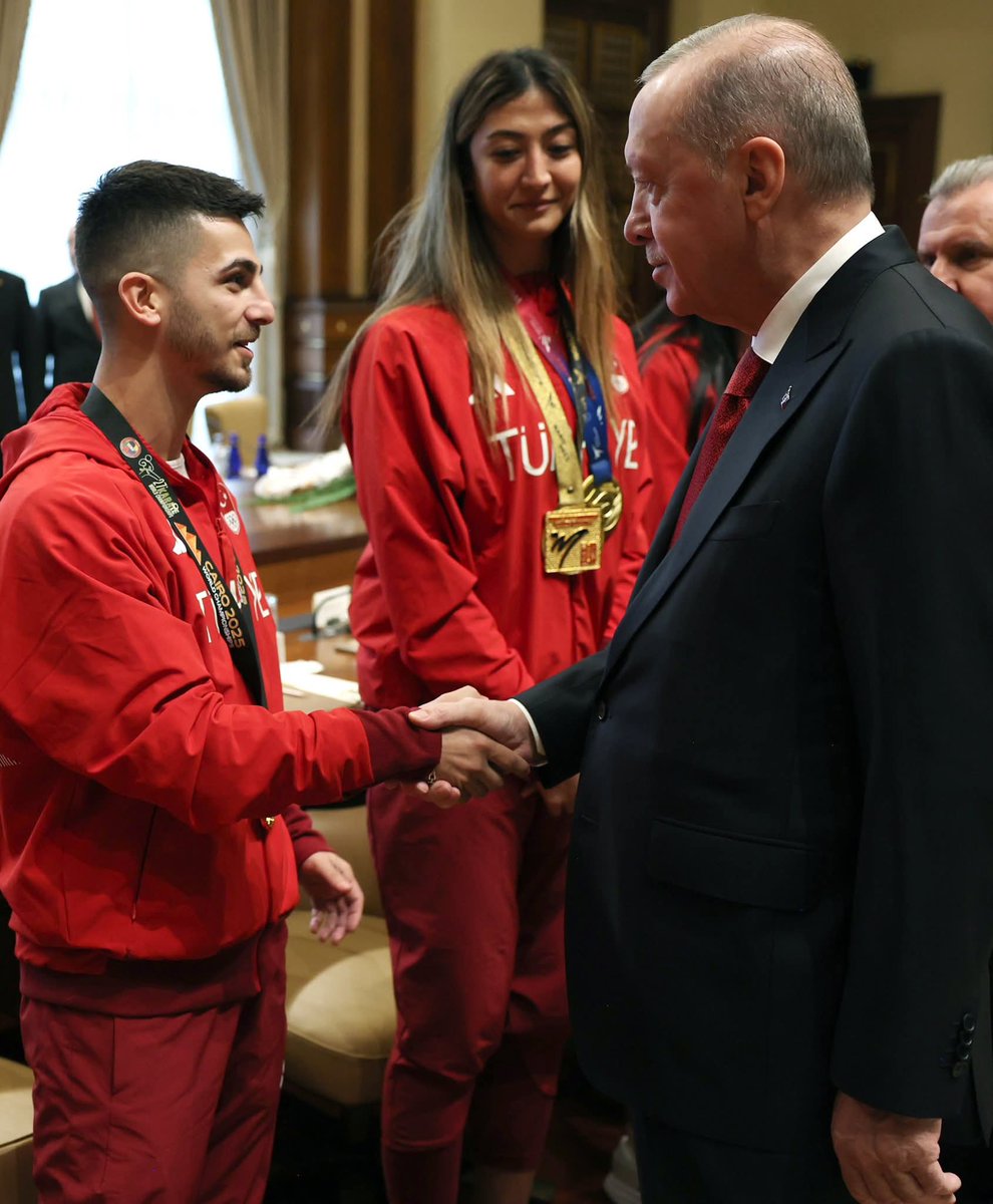 cildirsancagi's tweet photo. Eray Şamdan Külliye'de 🇹🇷

Mısır’ın Kahire kentinde düzenlenen 27. Dünya Karate Şampiyonası’nda Erkekler Kumite 60 kg kategorisinde altın madalya kazanarak dünya şampiyonu olan milli sporcu Eray Şamdan, bugün Cumhurbaşkanlığı Külliyesi’nde Cumhurbaşkanı tarafından kabul edildi. https://t.co/bwUum0ZixY