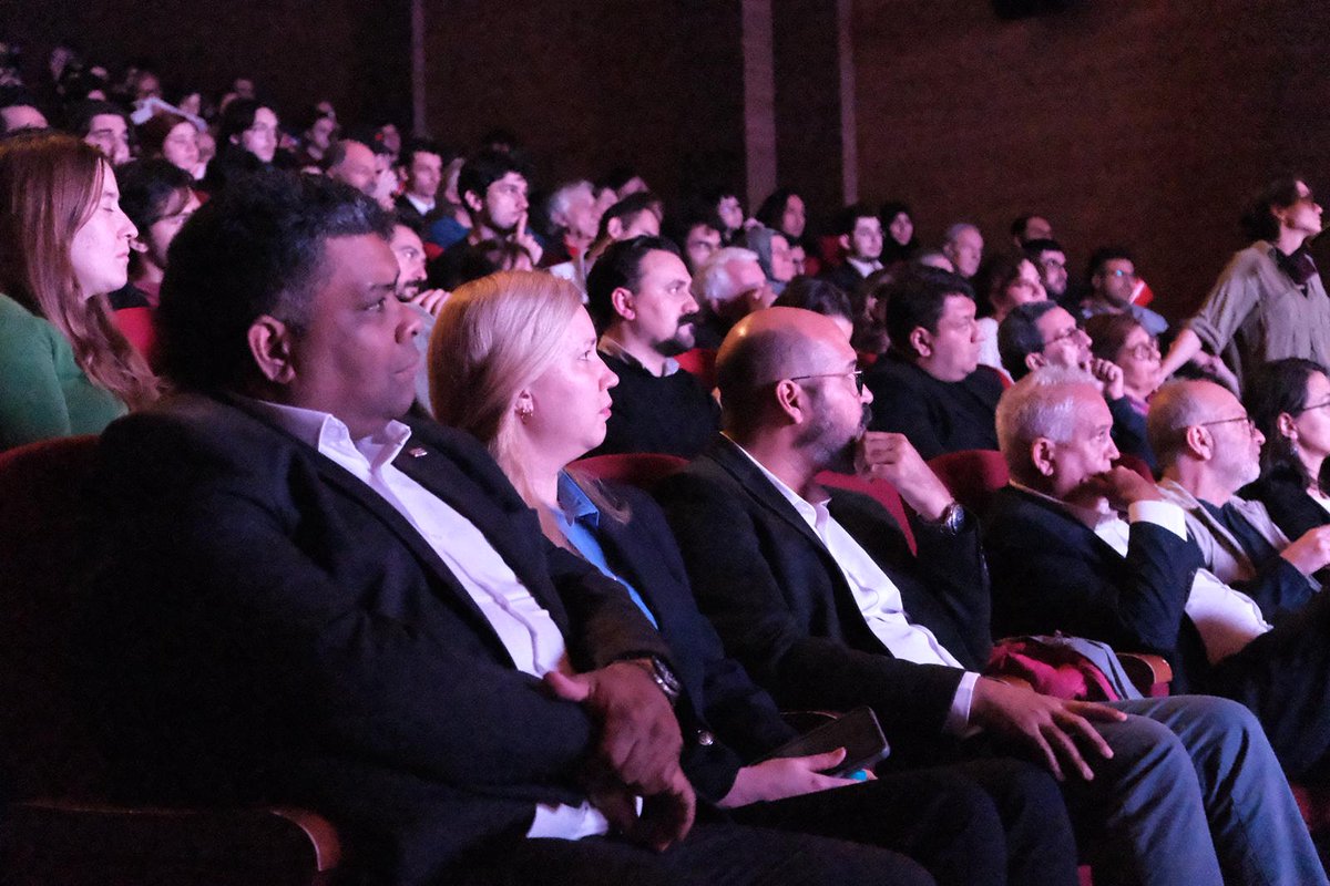 İstanbul’da Şişli Belediyesi Nazım Hikmet Kültür ve Sanat Merkezinde “Fidel’in Mirası, Devrimin Geleceği” başlıklı etkinliğimiz başladı. Etkinliğe çok sayıda Küba dostu katılırken konuşmacı olarak

* JMKDD Başkanı Nahide Özkan,
* Küba Komünist Partisi Merkez Komite Üyesi