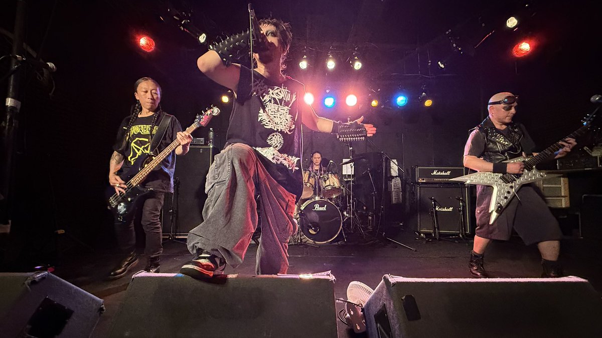 殺戮ロボット@上越EARTHでのライブ、その後の打ち上げも終えて、ホテルに戻って来ました。長めの持ち時間をいただけたようで、メンバー達はヘロヘロでしたが、オーディエンスはその分楽しめました😁 上越EARTHもなかなかいいハコだったなぁ😃

 #殺戮ロボット
 #スラッシュメタルは伊達じゃない