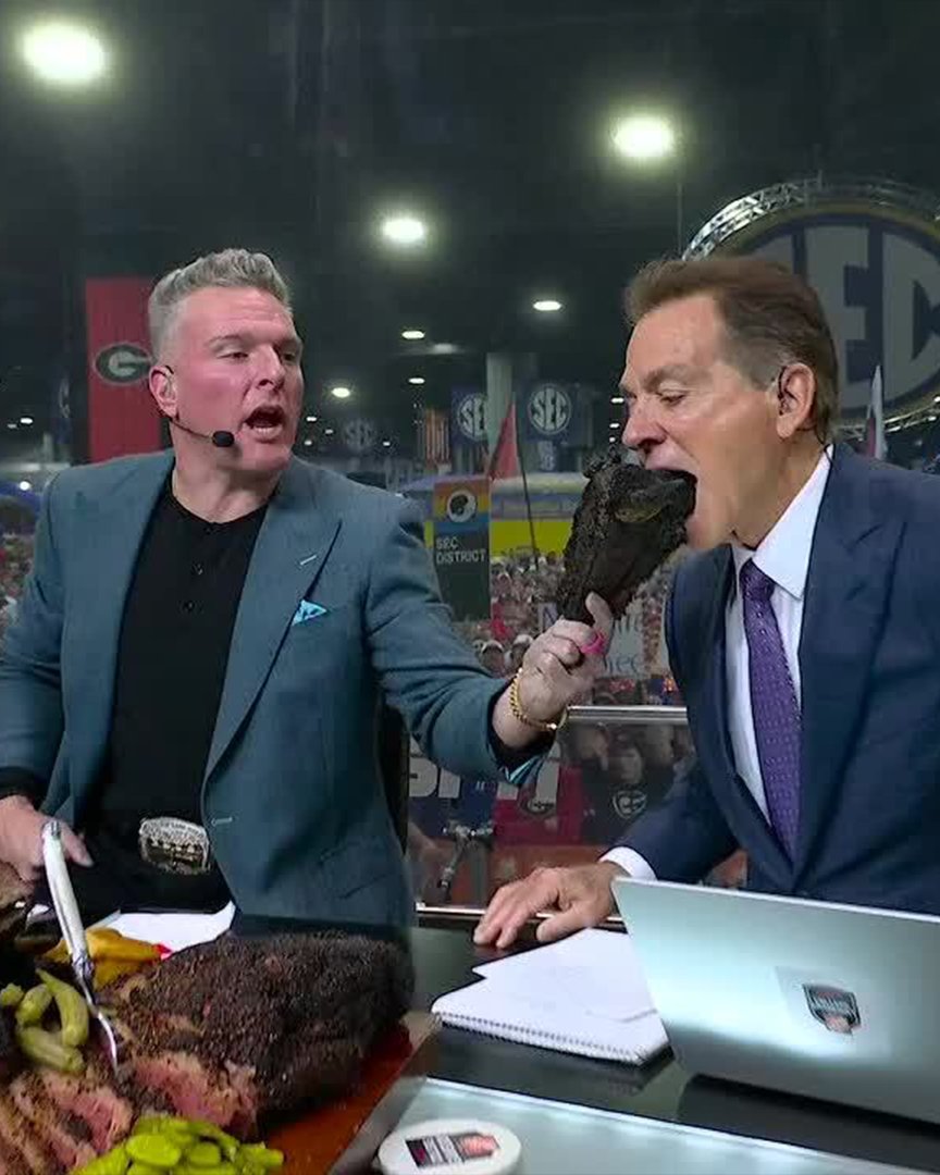 CollegeGameDay's tweet photo. No context College GameDay https://t.co/5gviIltSRZ