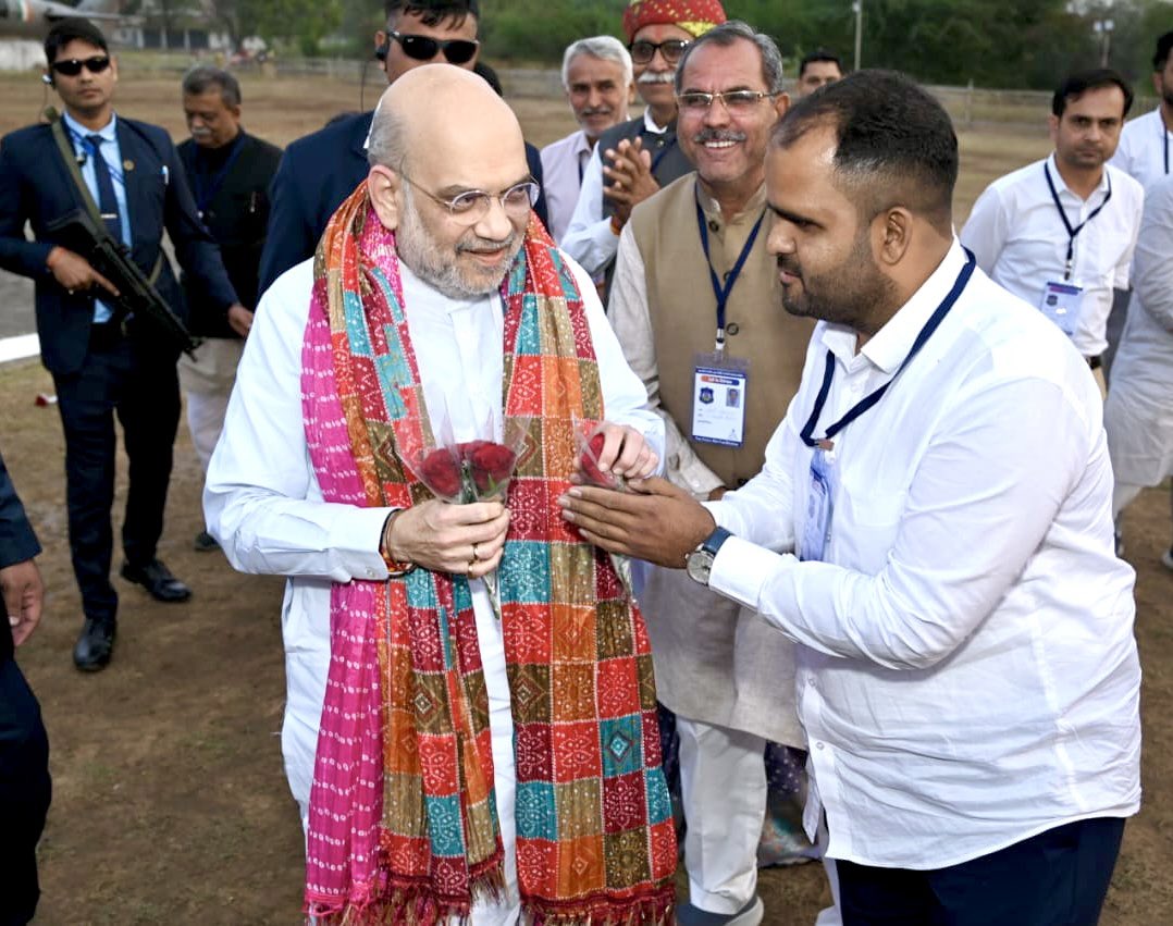 JigarBDesaiBjp's tweet photo. “बनास की पावन धरती पर केंद्रीय गृह एवं सहकारिता मंत्री माननीय श्री @AmitShah साहब का भव्य और हृदयपूर्ण स्वागत करते हुए, मेरे लिए आज सचमुच गर्व और गौरव का क्षण है।

सहकारिता क्षेत्र के सशक्तिकरण, किसानों–पशुपालकों के उत्थान और ग्रामीण विकास के लिए श्री @AmitShah साहब का दूरदर्शी नेतृत्व हम सभी के लिए प्रेरणास्रोत है।

आज उनका सान्निध्य प्राप्त करना बनासवासियों के लिए ही नहीं, बल्कि व्यक्तिगत रूप से मेरे लिए भी अत्यंत सम्मान और गर्व की बात है।”