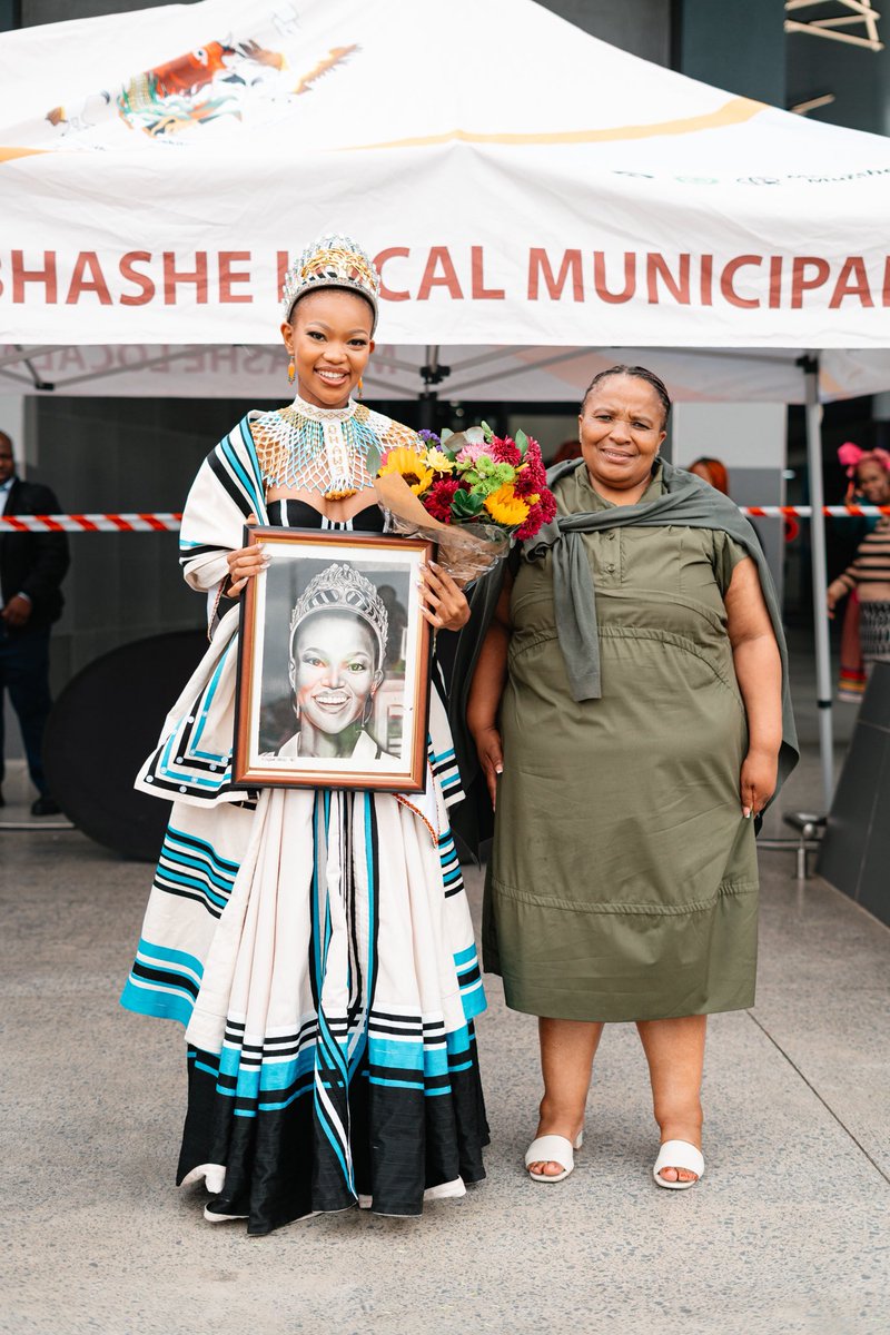 Official_MissSA's tweet image. Oh, what a time @QhaweMazaleni had at Mbhashe LG Mall! 🤩

The energy? Unmatched. The love? Overflowing! 💙

#MissSA2025 #QhawekaziHomecoming #Homecoming