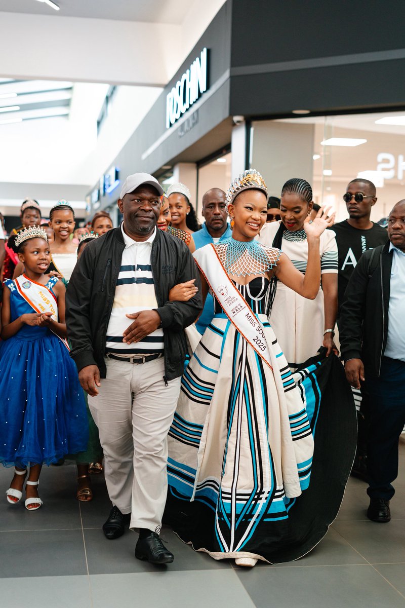 Official_MissSA's tweet image. Oh, what a time @QhaweMazaleni had at Mbhashe LG Mall! 🤩

The energy? Unmatched. The love? Overflowing! 💙

#MissSA2025 #QhawekaziHomecoming #Homecoming