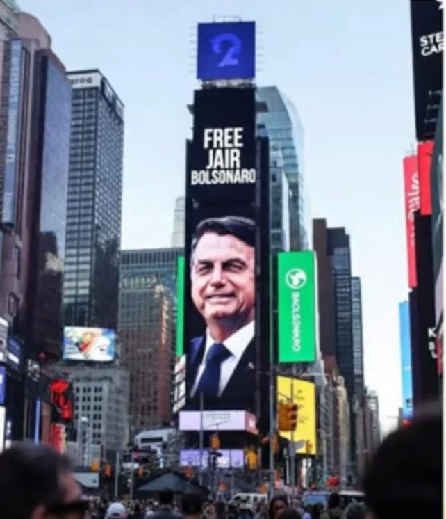 🇺🇸 Na Times Square, coração de Nova York, defensores da liberdade pedem "FREE BOLSONARO".

O movimento contra a prisão política de Bolsonaro ganha força em outros países.