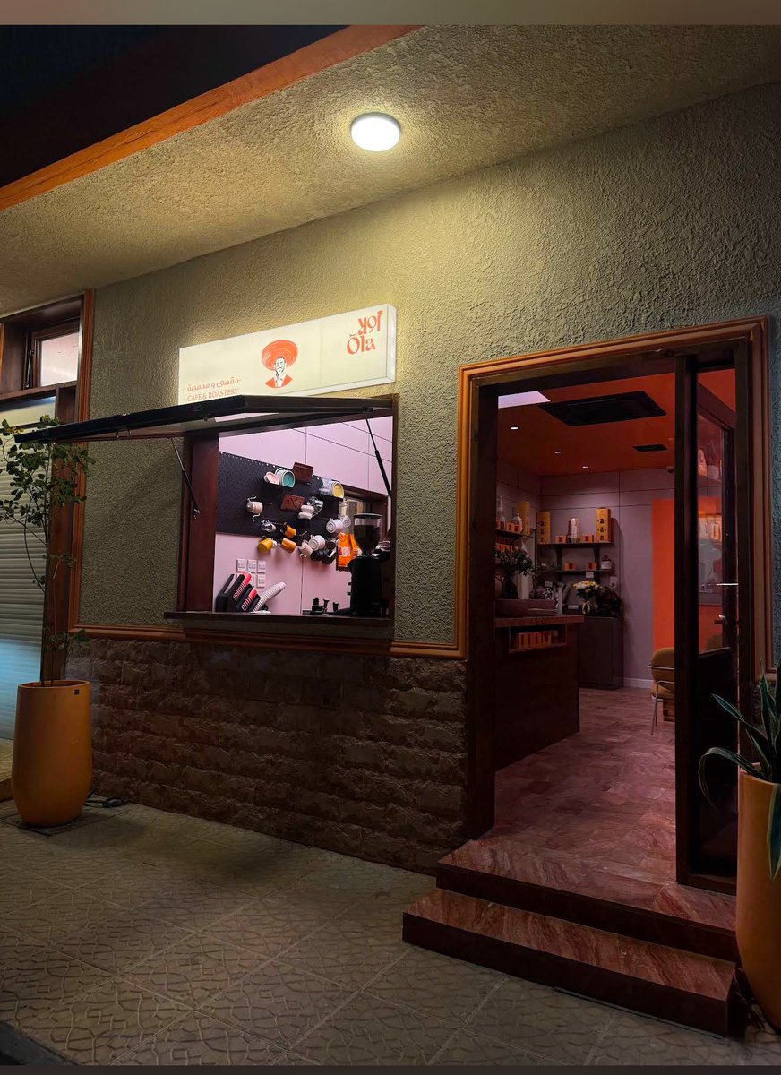 لي أسبوع أتردد على هذه القهوة ومنصدم من جودتها 
المشكلة كل ما اروح لها احصلها فاضية مافيها أحد
 ماكلمني ولا يعرفني ابد بس قلت من باب اني ممكن افيده ويستمر بمشروعه
اقسم بالله ما اخذت ريال واحد 
جرب الفلات وايت اثيوبي واسبرسو اثيوبي اذا ما اعجبك انا اعطيك حقه 
محمصة اولا - المروج