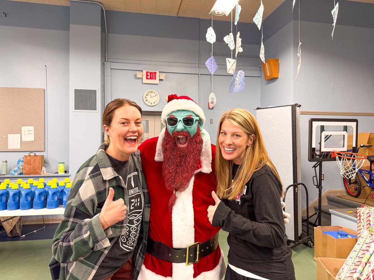 UnitedWayGKC's tweet photo. Women United is spreading holiday cheer! 🎁✨Volunteers helped set up the Winter Break Store at @Futures4Kids making sure families have extra support during the break. 💛#SeasonsOfGiving https://t.co/WH4I0bAbMH