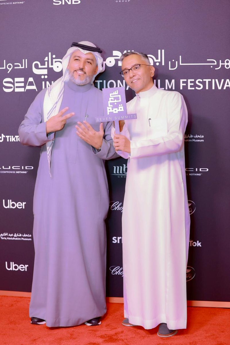 «حكاية السبع قمم… وصعودٌ يكتب مجد بدر»
يا حلمي… عندما كنتَ تنادي بدر مختار الشيباني أخًا، كنتَ تصفه كما يستحق؛ رفيقًا يشبه العائلة، وابنًا يكبر بين القلوب لا البيوت. بالأمس جلسنا نشاهد فيلم «السبع القمم»، فيلم وثائقي لكنه بدا كأننا نفتح دفاتر الرحلات التي عشناها معه بالدعاء