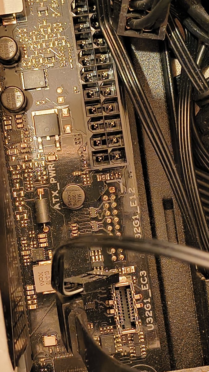 GamingHokkuri's tweet photo. 旧PCをバラしてた時の一幕
僕「次はUSB3.0のコネクタ抜くか…」
　　↓
僕「え待って、これ固すぎね…？抜けないんだけど…」
　　↓
スポンっ
僕「ようやく抜けたか…」
　　↓
マザーボードからスッポ抜けてケーブルにくっついてるコネクタ
　　↓
え？？？？？？？？「僕」 https://t.co/EF83d30jSR