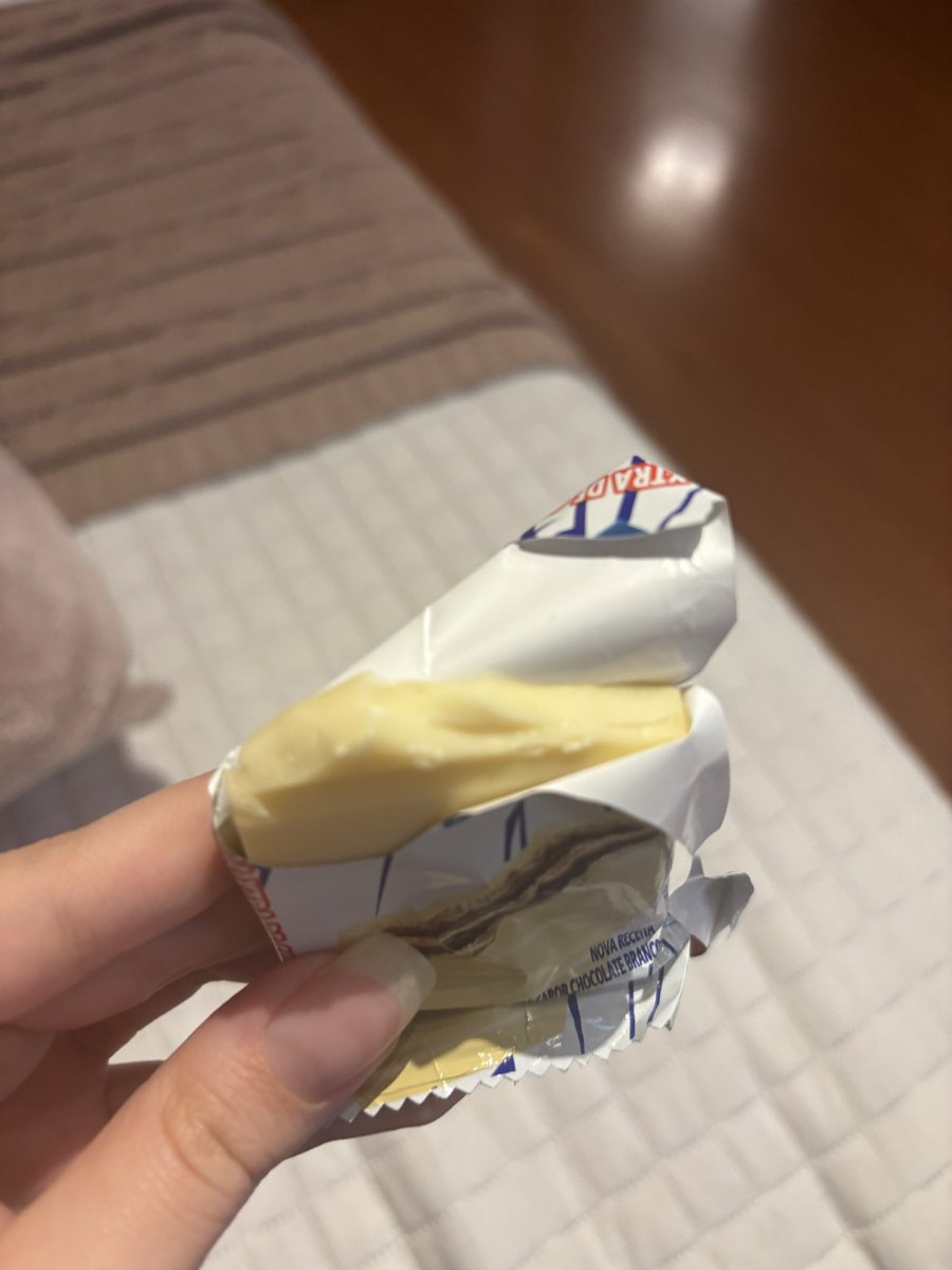 afterrryu's tweet image. meu bis não veio com wafer ????? tô indignada