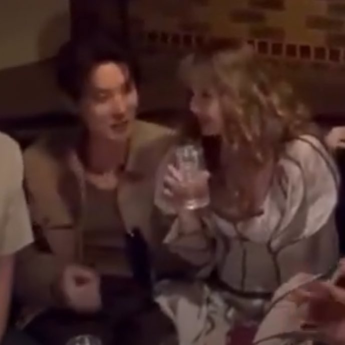 jikoomiluvr's tweet image. they really said fuck fan wars, we’re besties