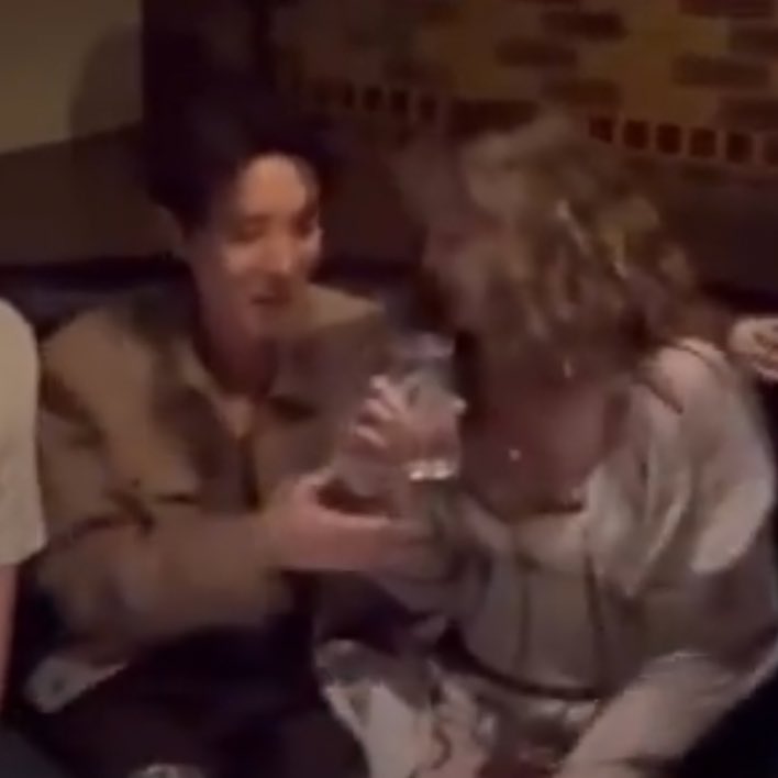 jikoomiluvr's tweet image. they really said fuck fan wars, we’re besties