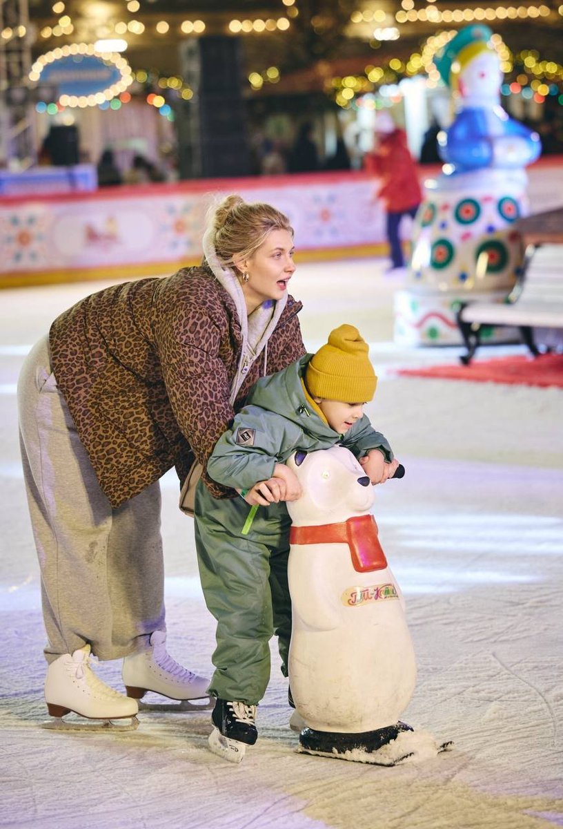 Dr_C_Becker's tweet photo. 🤗 ⛸️ 🎄 Impressionen von der Eisbahn des traditionellen Kaufhaus #GUM auf dem Roten Platz gegenüber vom #Kreml in #Moskau.
🇷🇺 #Russland #Россия #Москва #WelcometoRussia #WelcometoMoscow #BeautifulRussia #BeautifulMoscow #FromRussiaWithLove 💖 #ГУМ https://t.co/7d1vOg43JP