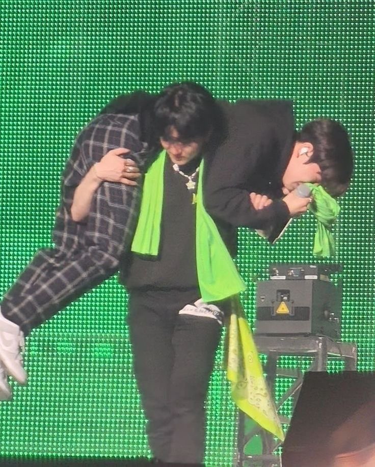 h922js's tweet image. “we have very reliable hyungs who give us piggy back rides so you don't have to worry"