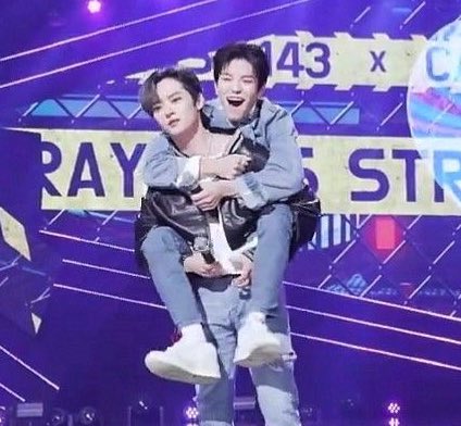 h922js's tweet image. “we have very reliable hyungs who give us piggy back rides so you don't have to worry"