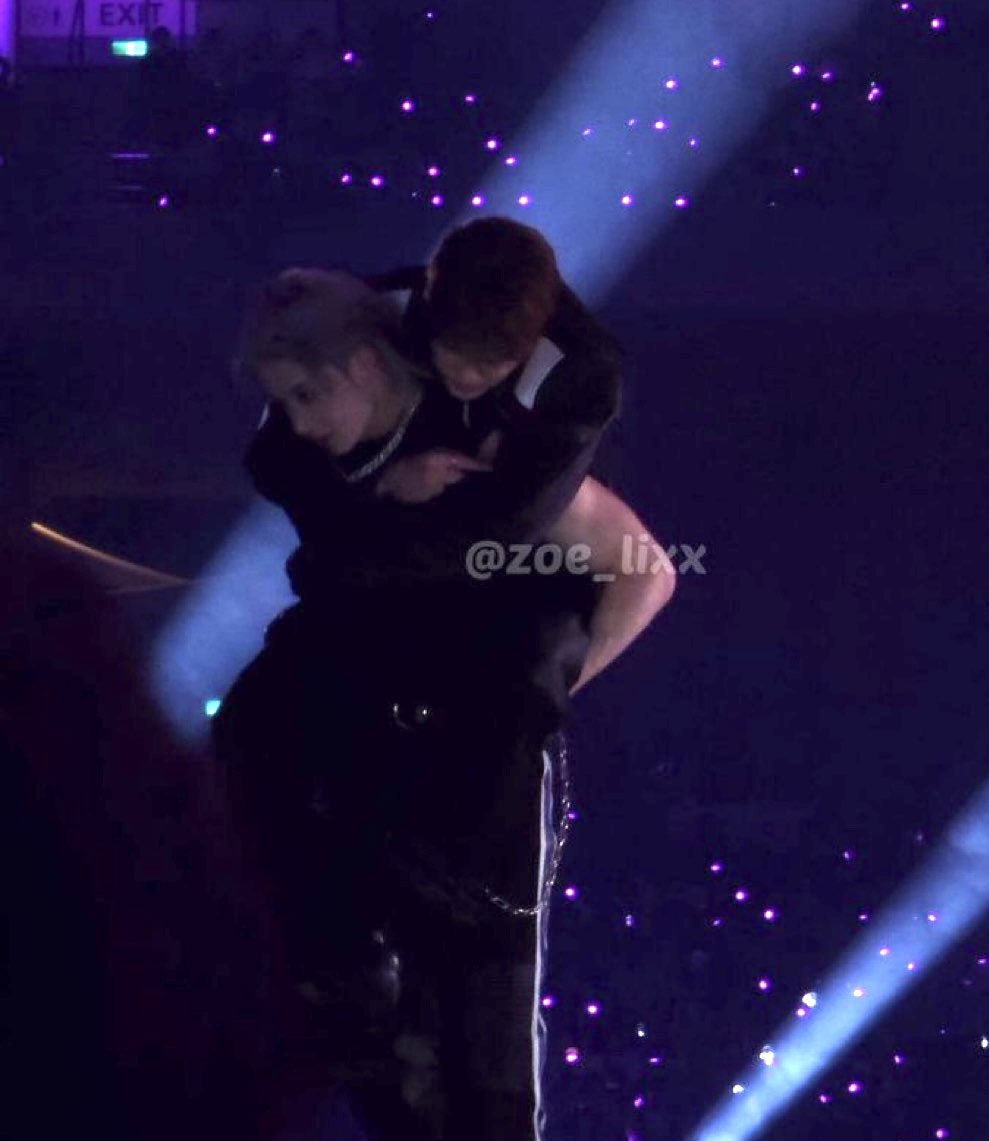 h922js's tweet image. “we have very reliable hyungs who give us piggy back rides so you don't have to worry"