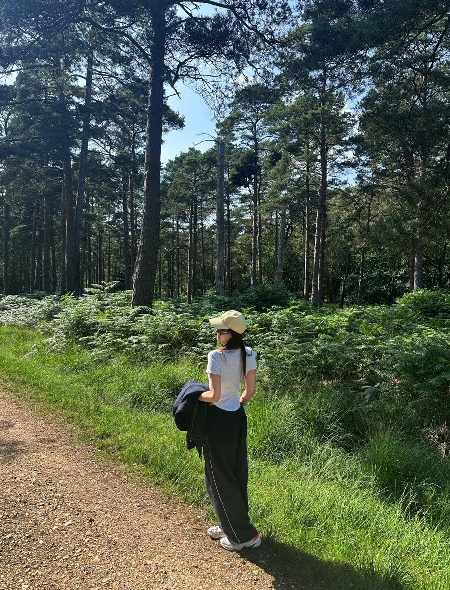 ruby63637's tweet image. Fresh morning air and peaceful steps to start the day 🌞🚶‍♀️
These quiet moments feel soft and refreshing, helping my mind wake gently and my heart feel calm. A simple walk that fills the morning with clarity, energy, and gratitude. 🌿💛