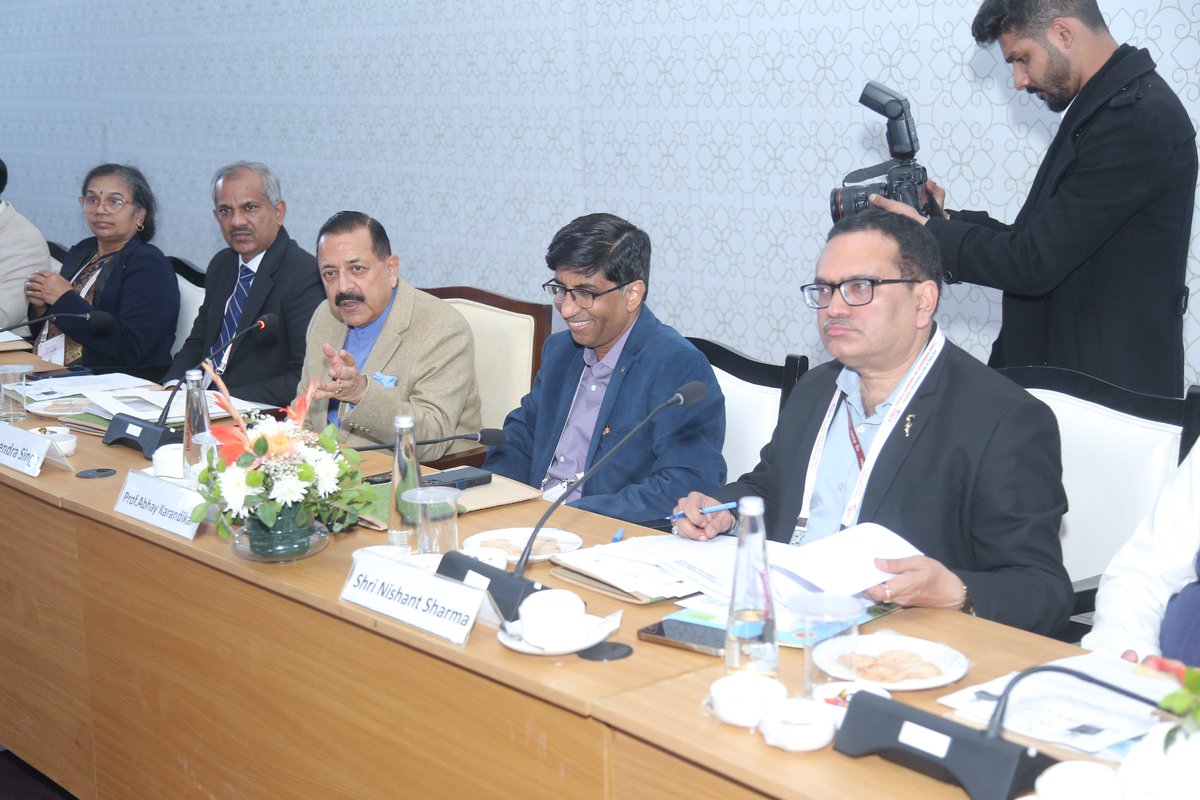 IndiaDST's tweet image. At a round table during #IISF2025, Hon’ble Union Minister @DrJitendraSingh urged industry, investors &amp;amp; researchers to take a bigger role in shaping India’s innovation ecosystem, as the govt prepares to launch the ₹1 lakh crore #RDI Fund.

🔗pib.gov.in/PressReleseDet…