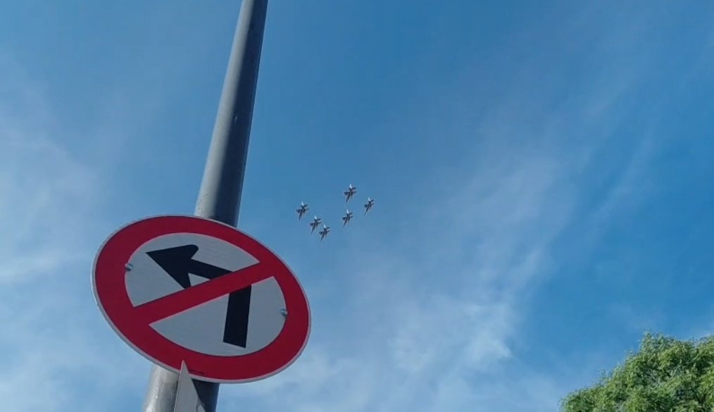 -Llegaron los #f16argentina !!!
-Cómo lo sabés? 
-(En la primera doblan a la izquierda)