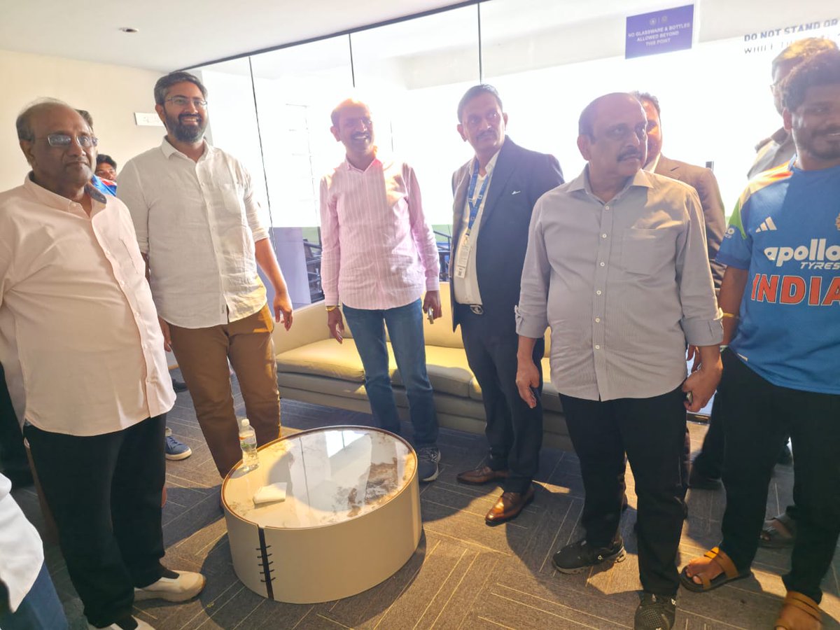 ఇండియా -సౌతాఫ్రికా 3rd ODI మ్యాచ్ ను వీక్షించిన ఎంపీ కలిశెట్టి అప్పలనాయుడు గారు.

ACA-VDCA ఇంటర్నేషనల్ క్రికెట్ స్టేడియం,
విశాఖపట్నం,
తేది. 06.12.2025. 

#SportsSpirit #TeamIndia #Vijayanagaram #CricketLove #LeadershipMatters