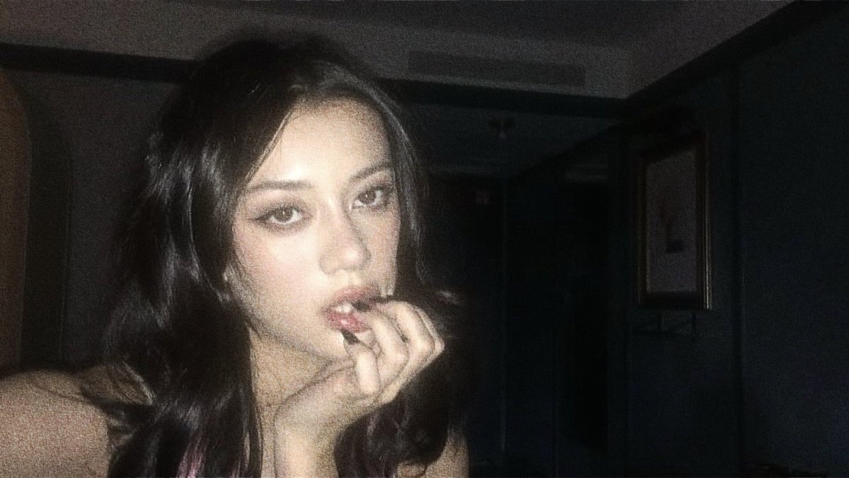 snoopphia's tweet photo. ♱ cure for me | #meichae au

   jeung yoonchae, filha de pastor, criada pra ser perfeita. isso até... megan skiendiel; que chega na cidade com sua fama de rebelde, a pior possível. 

   vidas distintas, até yoonchae ser acordada por batidas desesperadas na janela.

   era megan. https://t.co/NulpMQKSSl