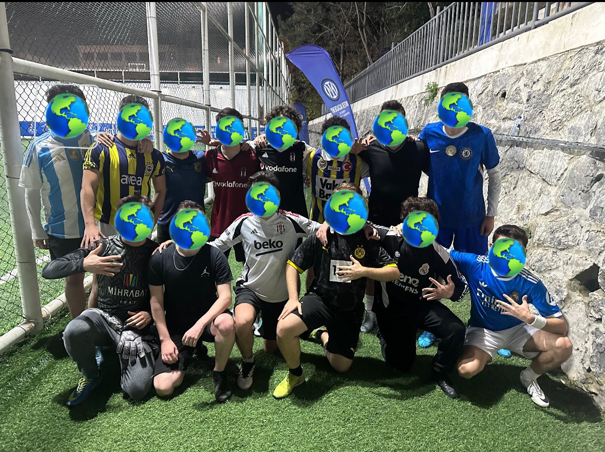 Bugün itü taymının 5. halısahasına adım atarken sadece oyun oynamadık; kadınların yıllardır yok sayılan emeğine hürmetimizi, eşitliğe bağlılığımızı ve incelikle örülmüş duruşumuzu sahaya bıraktık. Koşmadık efendim, adaletin ağırlığını zarafetle taşıdık.