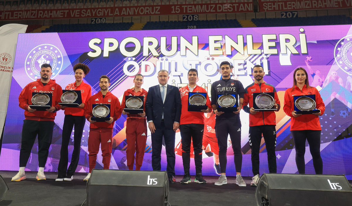 İzmir’de ülkemize tarifsiz sevinçler yaşatan sporcularımızın ödül heyecanına tanıklık ettik!💫

Ulusal ve uluslararası arenada şanlı bayrağımızı gururla dalgalandırıp Sporun Enleri Ödülleri’ne layık görülen tüm sporcularımızı tebrik ediyorum.🇹🇷👏🏻

Başarıları daim, yolları açık