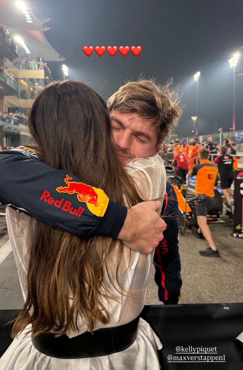 MaxArgento33's tweet image. Por culpa de Max Verstappen y Kelly Piquet, ahora me quiero enamorar. 😭😭😭