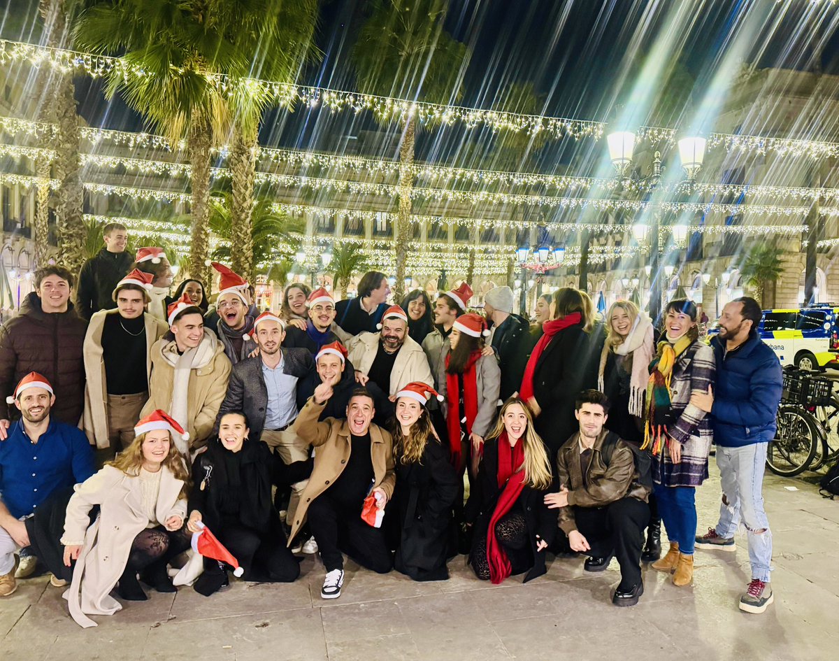 Entre funció i funció, també trobem temps per celebrar les festes i celebrar la vida. 🎅🏼🎄✨

Enguany, el 3 de gener, farem 25 anys com a companyia… i no podem estar més orgullosos de la gran família que hem creat. 🥹♥️

Bon Nadal i bones festes a tothom!!! 🍾🥂

#25anysrodant