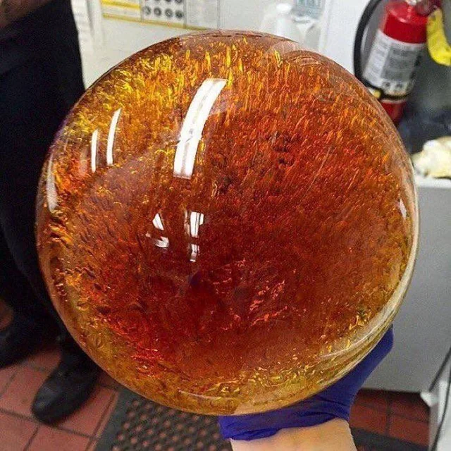 ScienceSanctum's tweet photo. Wow, feast your eyes on this! 🤩

This is a massive 3,000-gram sphere of cannabis oil.

That's 3kg of concentrated cannabinoids like THC &amp; CBD, extracted through complex processes like distillation!

#CannabisOil #Science #Concentrates #Extracts #interesting #amazing https://t.co/wR5svFl29X