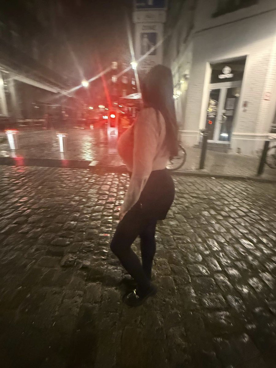 Allah et son prophète détestent le corps de la femme. Ils l’ont rendue coupable, inférieure, déficiente, la femme musulmane est sous tutelle même à l’âge adulte, elle est donc considérée incapable de se prendre en charge toute seule. La femme musulmane, accepte ce statut par