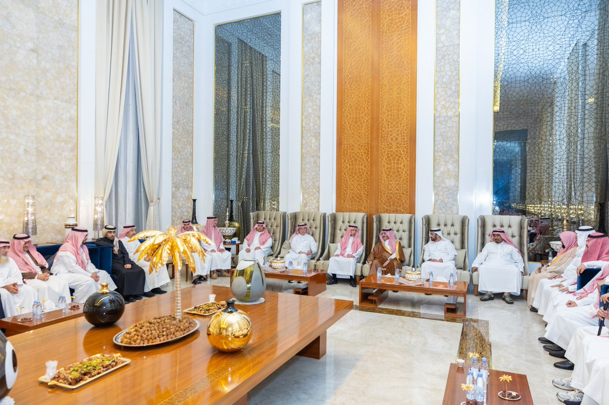 Eastern_RT's tweet photo. سمو أمير المنطقة الشرقية يعزي سعد العتيبي في وفاة والده 

قدّم صاحب السمو الملكي الأمير سعود بن نايف بن عبدالعزيز، أمير المنطقة الشرقية، مساء اليوم السبت، التعازي والمواساة للأستاذ سعد بن صليب العتيبي عضو مجلس الشورى ، في وفاة والده – رحمه الله – وذلك خلال زيارة سموه لمنزله بالظهران . 

وأعرب سمو أمير المنطقة الشرقية عن خالص تعازيه ومواساته لأسرة الفقيد، سائلاً المولى عز وجل أن يتغمده بواسع رحمته ويسكنه فسيح جناته، ويلهم أهله وذويه الصبر والسلوان.

وعبّر العتيبي وأفراد أسرته عن بالغ شكرهم وتقديرهم لسمو أمير المنطقة الشرقية على مواساته لهم في مصابهم، سائلين الله أن يجزيه خير الجزاء.