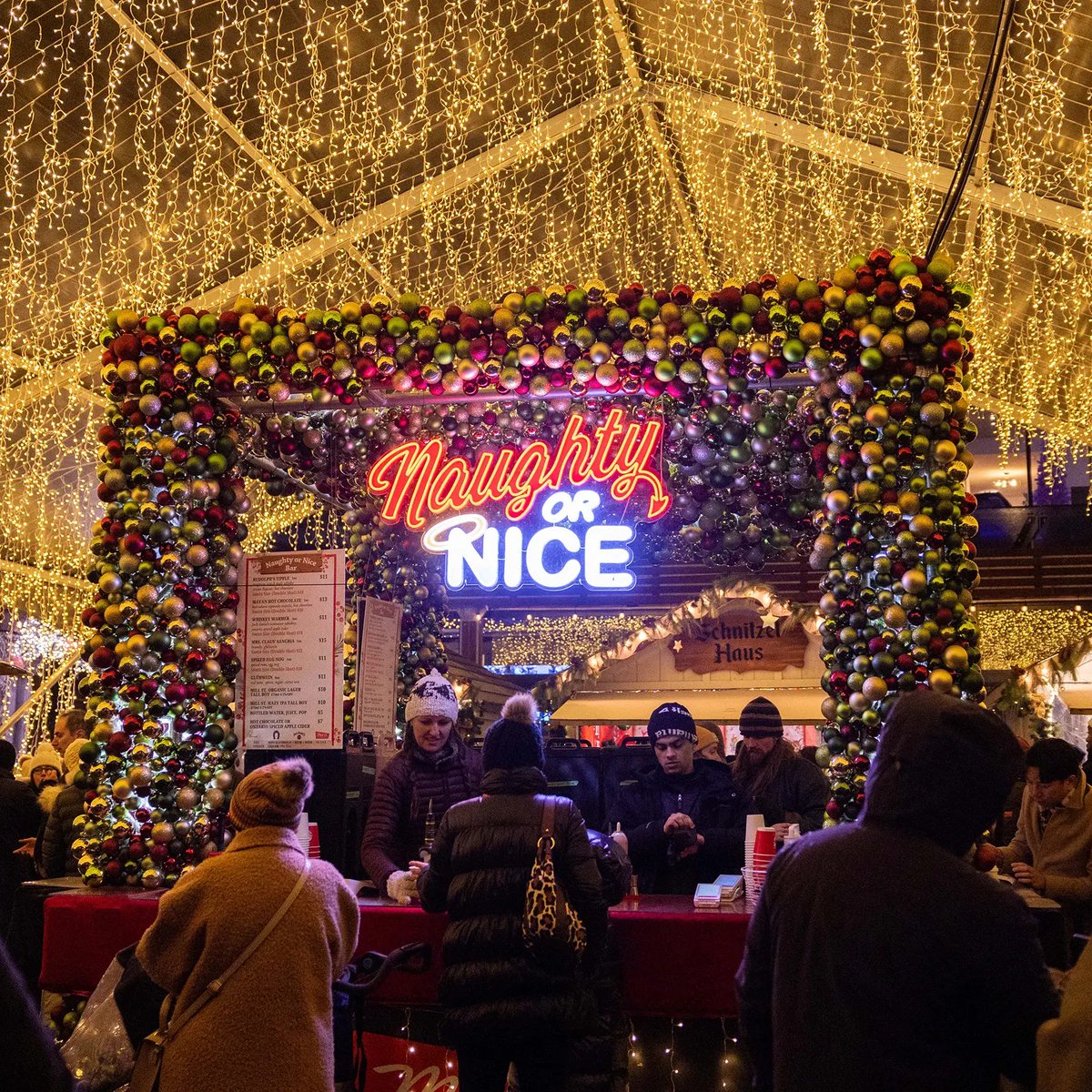 Promenez-vous dans les rues pavées historiques du Distillery District, qui se transforment en un village hivernal rempli de lumières scintillantes, de boutiques d’artisanat, de mets festifs et du sapin de Noël le plus photographié du Canada. 
thedistillerywintervillage.com