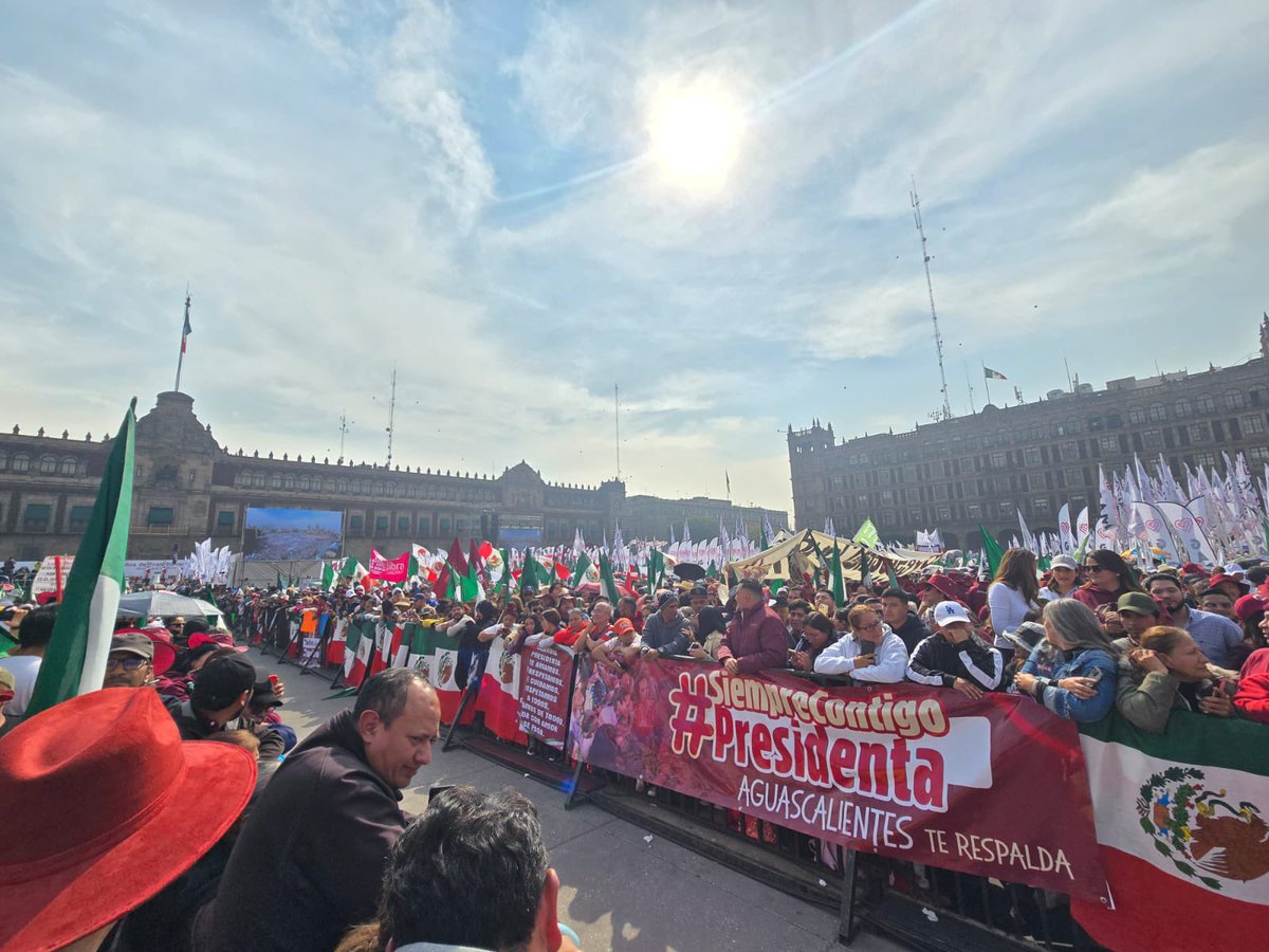 rosaicela_'s tweet image. El cariño del pueblo hacia la Presidenta @Claudiashein se hace sentir en la plancha del #Zócalo en este día de fiesta por #7AñosDeTransformación. 🇲🇽🎉#SiempreContigoPresidenta #MéxicoConClaudia #7AñosDeBienestar