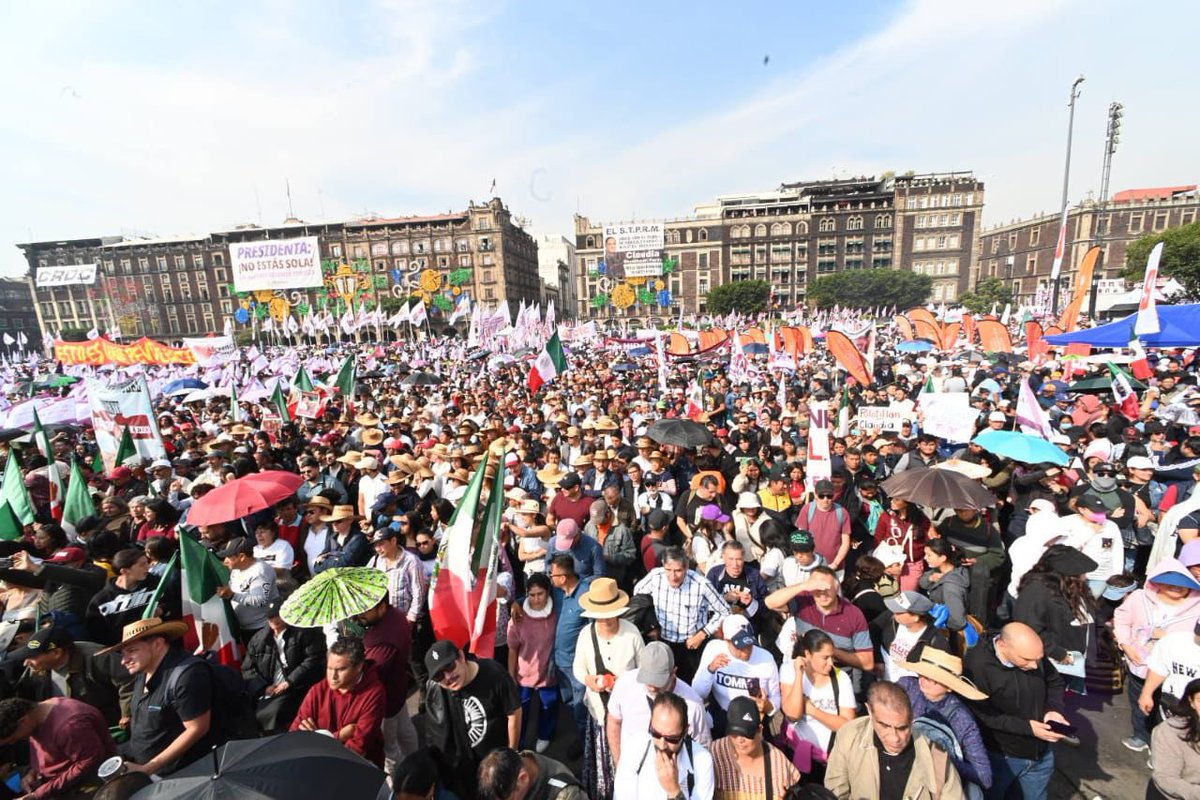 rosaicela_'s tweet image. El cariño del pueblo hacia la Presidenta @Claudiashein se hace sentir en la plancha del #Zócalo en este día de fiesta por #7AñosDeTransformación. 🇲🇽🎉#SiempreContigoPresidenta #MéxicoConClaudia #7AñosDeBienestar