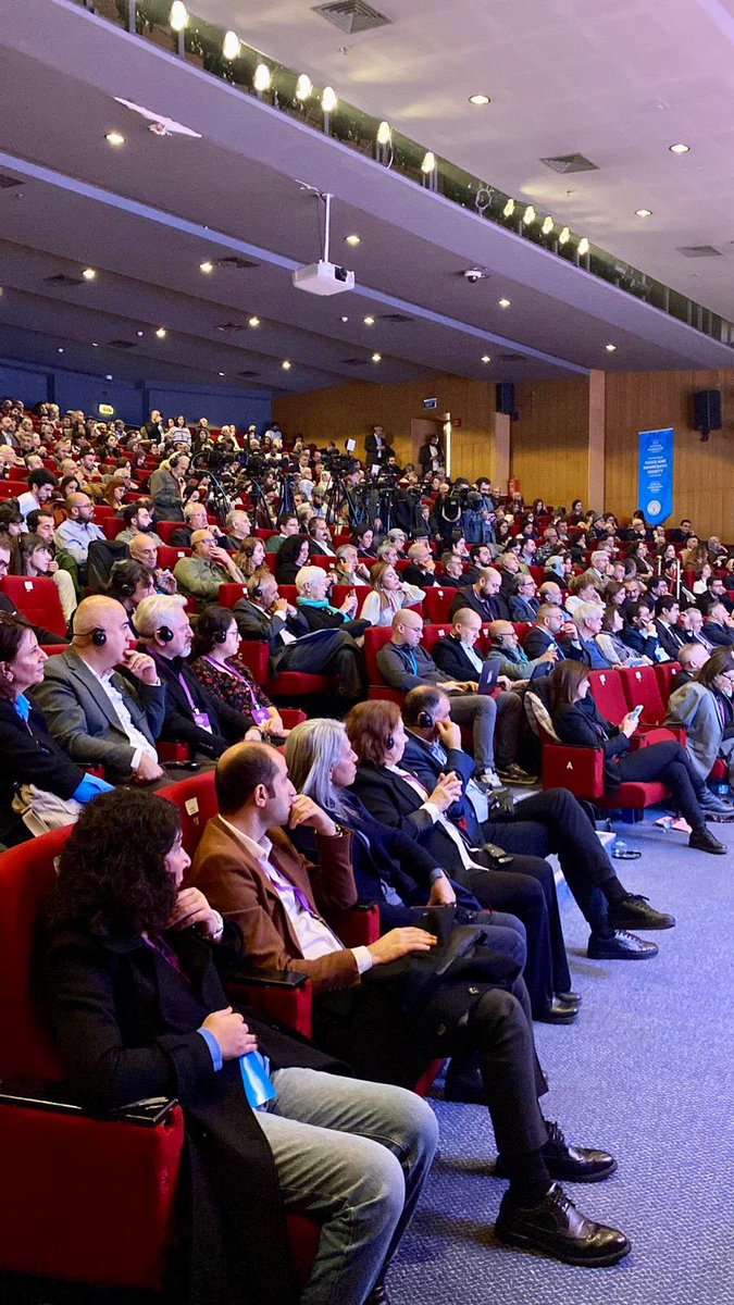 DEM Parti tarafından İstanbul’da düzenlenen, dünya deneyimleri ile birlikte Barış ve Demokratik Toplum Süreci’nin tartışılacağı ‘Uluslararası Barış ve Demokratik Toplum Konferansı’na KESK Eş Genel Başkan’ı Ayfer Koçak, Kadın Sekreteri Döne Gevher ve İş Kolu MYK Üyeleri katıldı.